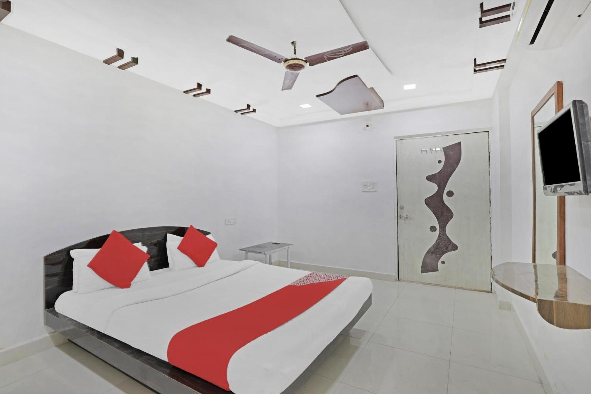 Hotel O Rudra Palace Ahmedabad Buitenkant foto
