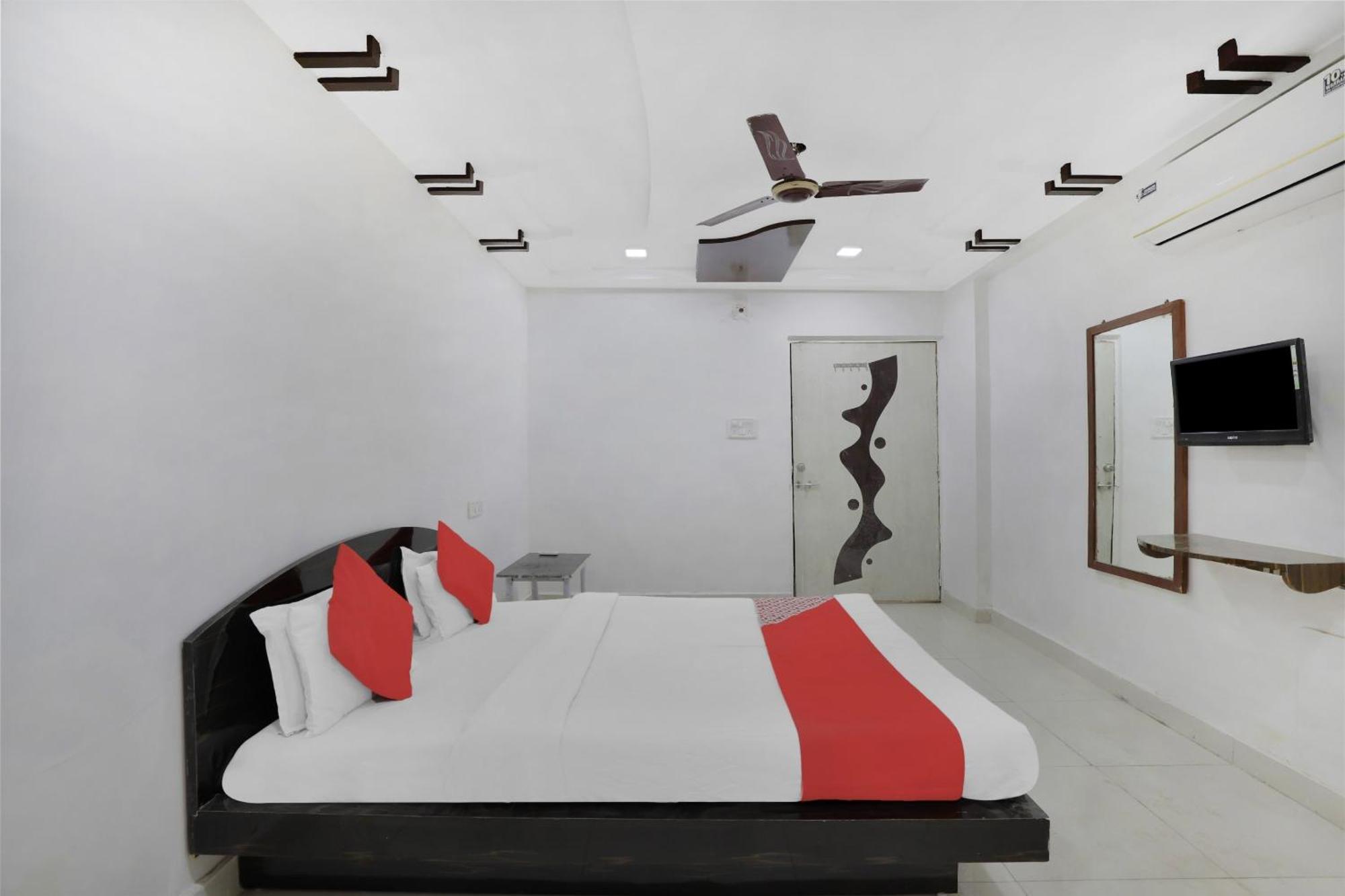 Hotel O Rudra Palace Ahmedabad Buitenkant foto
