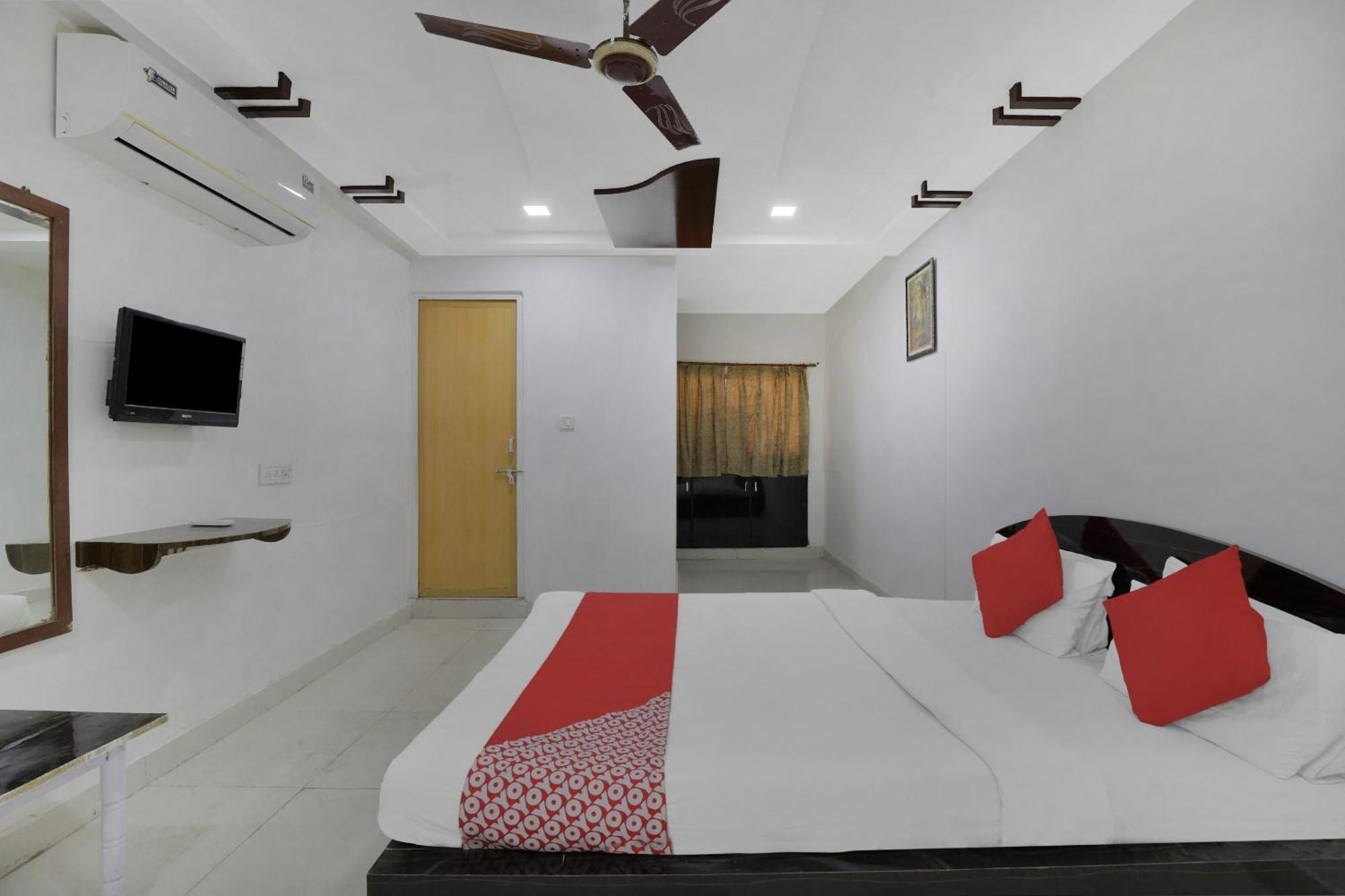 Hotel O Rudra Palace Ahmedabad Buitenkant foto